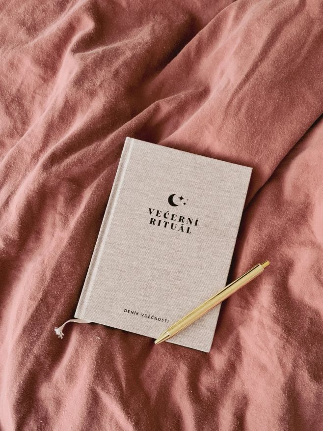 🚚🎉 Spustili jsme výhodný předprodej s dopravou zdarma! Máme radost, protože doplňujeme zásoby deníku vděčnosti "Večerní...