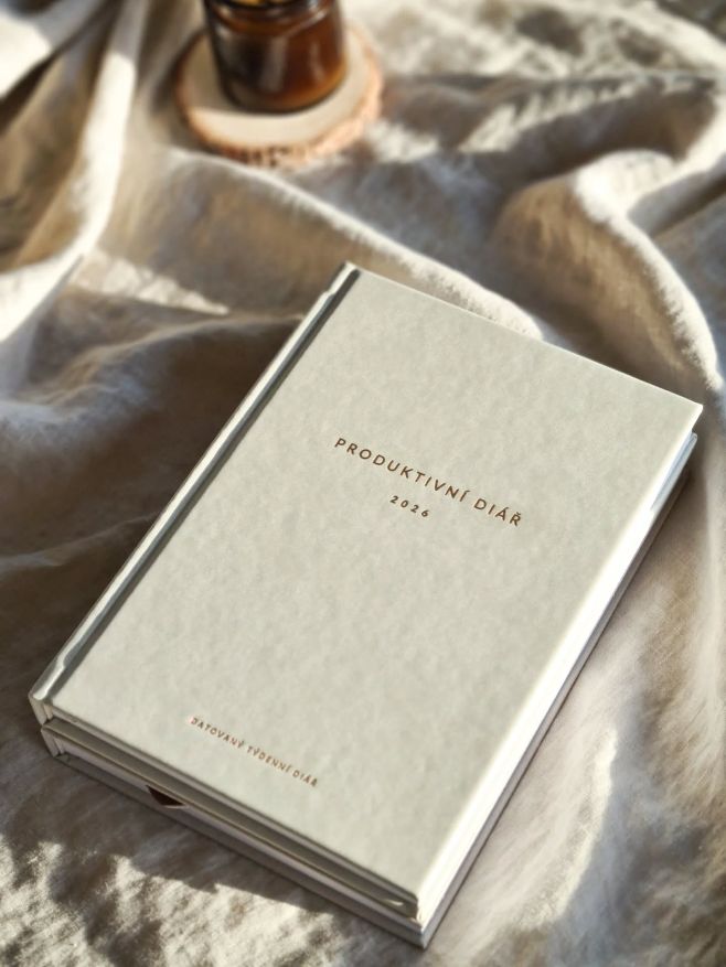 Možná nepotřebuješ víc času. Možná potřebuješ víc jasno v hlavě. A právě k tomu je tu Produktivní diář 2026: ✔ vede k...