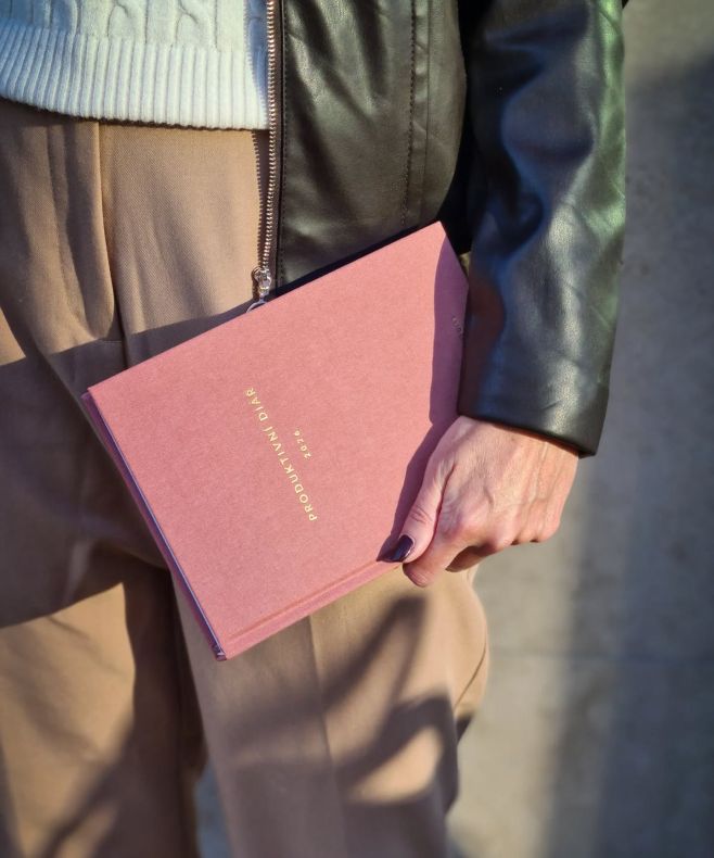 Starorůžová říká: „Zpomal. Zhluboka se nadechni. A vrať se k sobě.“ Není výrazná. Nekřičí. Ale umí být pevný bod, když máš...